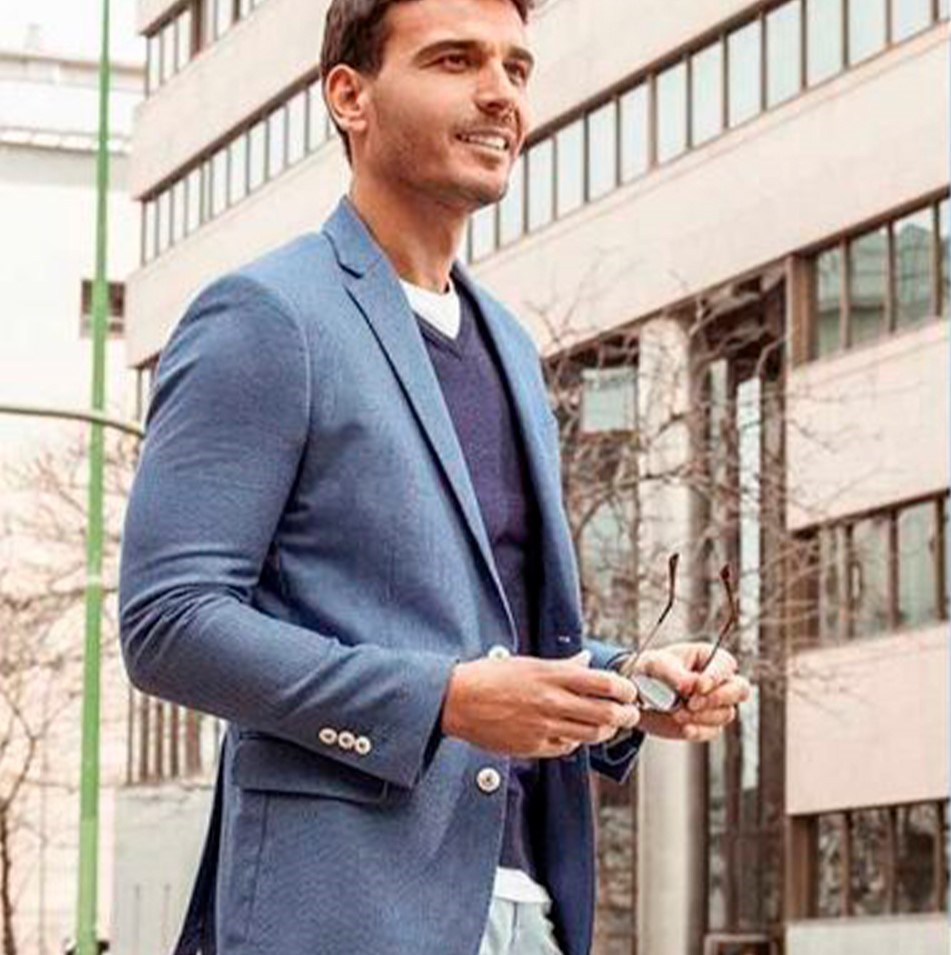 hombre con chaqueta de traje